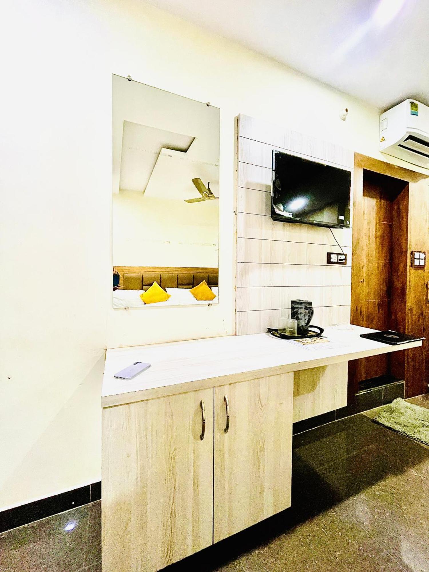Hotel Nidhivan Mukund - Best Rated Area - In House Parking Vrindāvan Exterior foto